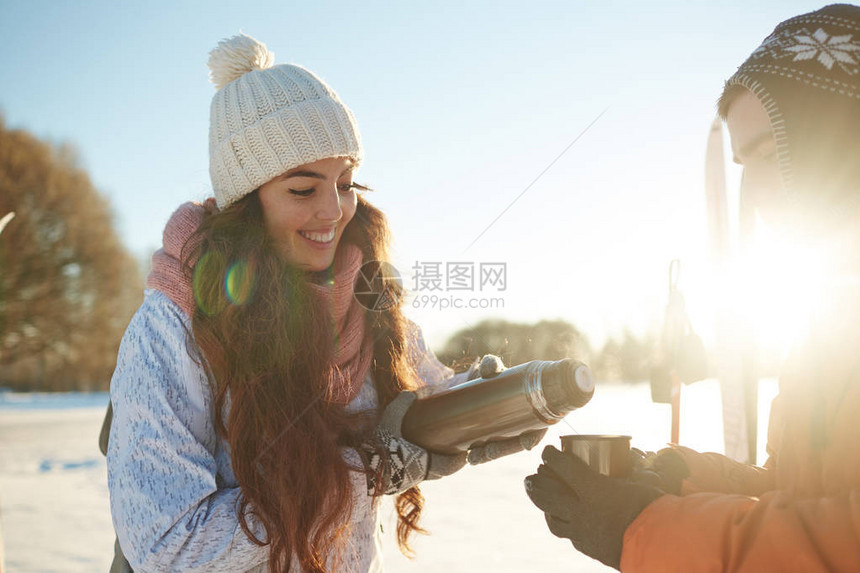 青年运动滑雪运动员在冬季森图片