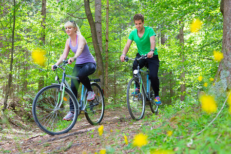 年轻的斑点活跃的cople在大自然中骑自行车积极的生活方式户图片