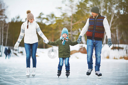 在冬季公园溜冰场滑冰时图片