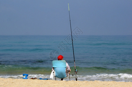 地中海域的放松渔夫捕捞图片