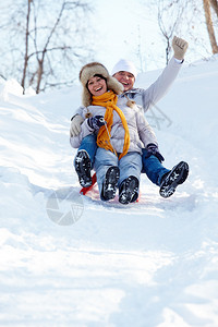 在冬天骑着雪橇的快乐成图片