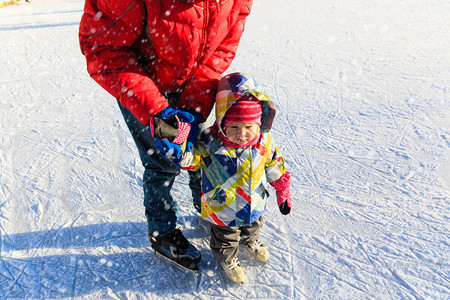 父亲和子女在冬季积图片
