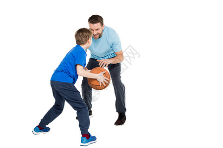 快乐的父亲儿子在打篮球图片