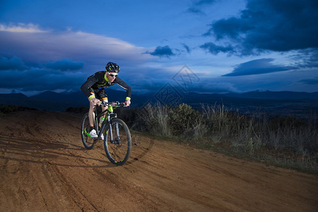 骑自行车的人在山上骑山地自行车图片