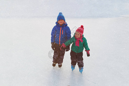 男孩和女孩一起在户外滑冰孩图片