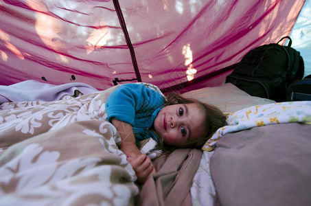 住在露营帐篷里的小女孩快乐图片