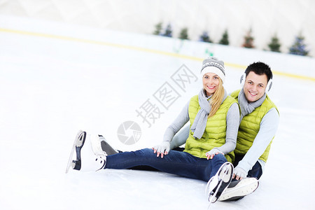 一张坐在滑冰场的一对幸图片