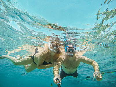 年轻夫妇用水下摄像头在埃及海之的珊瑚礁上俯冲自拍图片