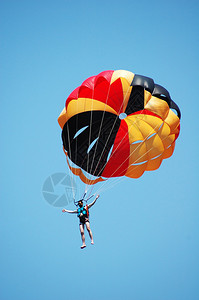 蓝天上的彩色降落伞图片