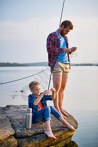 父亲和儿子通过钓鱼度过周末图片