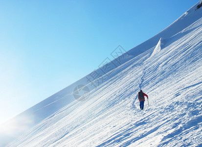 人过雪山背景图片