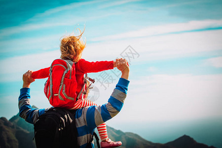 父亲快乐与小女儿自然旅行家庭山地旅行图片