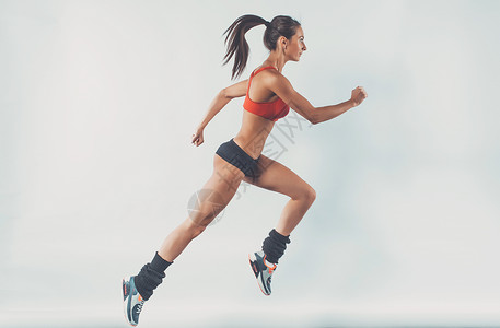 具有复制空间侧视图概念的型年轻跑步女跑步员健康身减重心肺训练图片