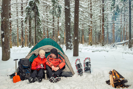 冬季森林中露营地带的活跃旅游图片