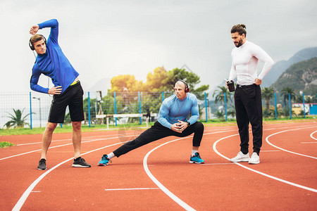 三个肌肉健壮运动的青年男子图片