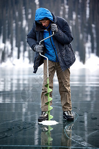 冬季山湖上的冰钓渔民演习图片
