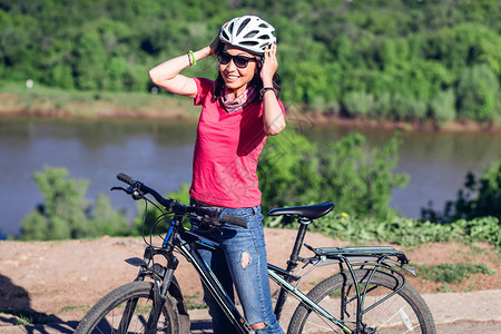 自行车头盔在骑自行车时把自行车头盔戴图片