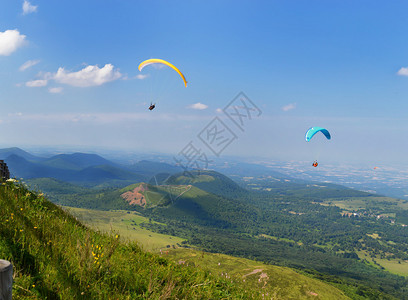 滑翔伞飞越山脉和火山图片