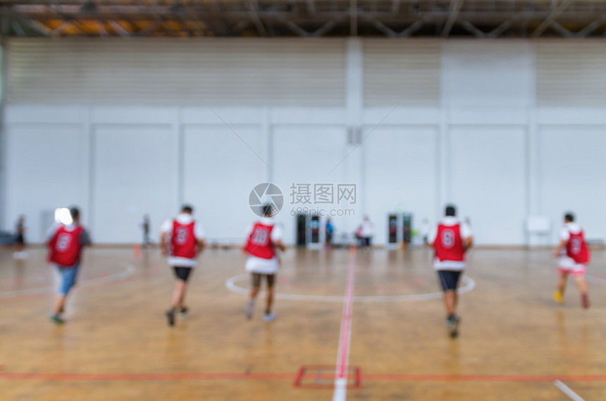 以篮球法庭背景体育概念为背景的运动员赛场图片