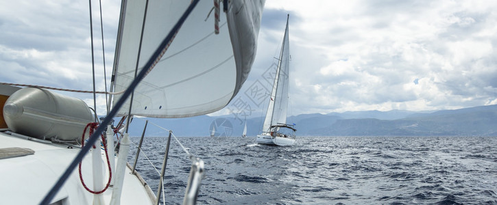 一艘帆船在地中海的Regatta航行图片