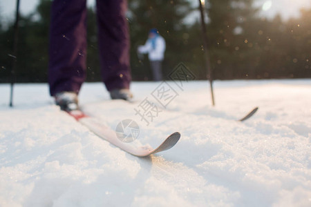 冬季体育活动期间滑雪者脚上的滑雪图片