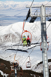 冬季山区滑雪电梯上的情侣图片