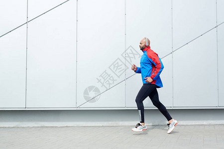 Marathone带耳机的马拉松跑步图片