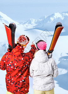 冬季度假胜地带滑雪的图片