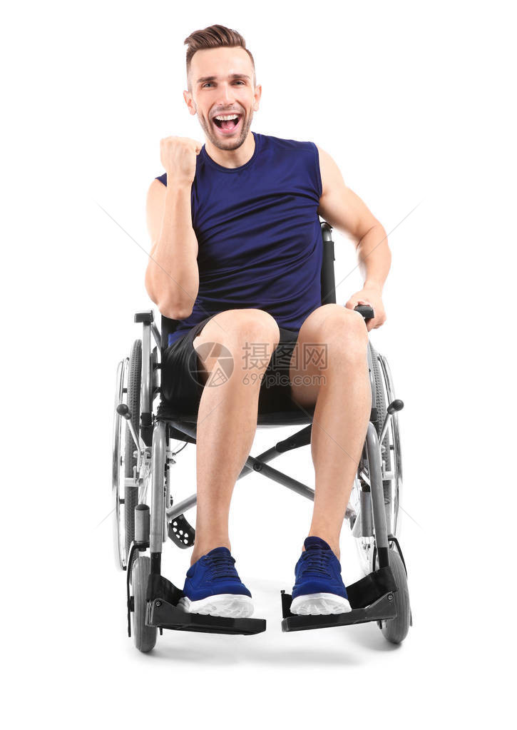 白色背景上坐在轮椅上的快图片
