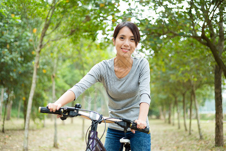 亚裔青年女子在图片