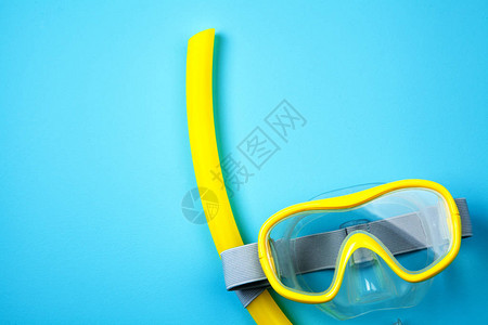 黄色浮潜面罩和管图片