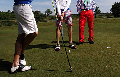 三个高尔夫球员在蓝图片