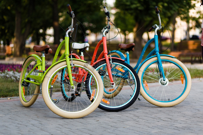 三辆美丽的女士城市亮色自行车或自行车图片