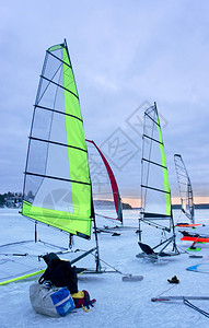 日落时有透明风帆的冰帆船图片