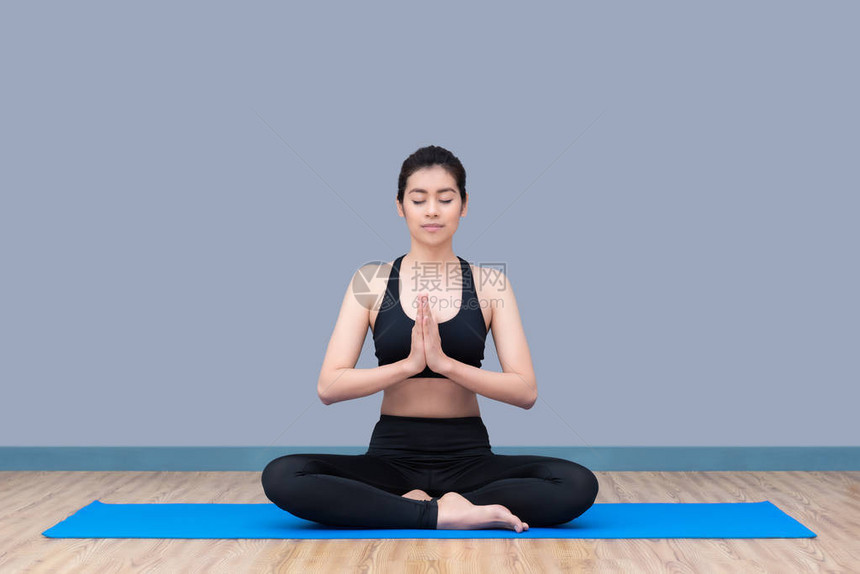 亚洲女人在练习瑜伽时保持冷静和冥想图片