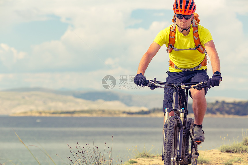 山地自行车骑自行车在海上和夏季山脉男子骑手在乡村公路或单轨上骑自行车MTB运动健身动机图片