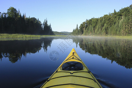Kayak冲浪者在加拿大魁北克的阳光明媚的一天图片