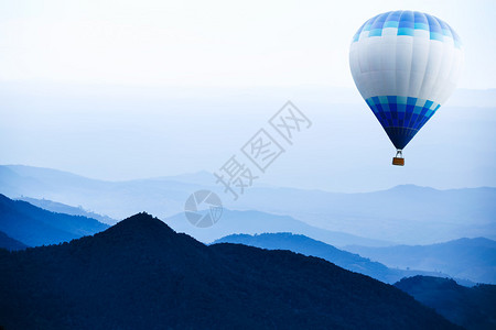 热气球飞过山图片