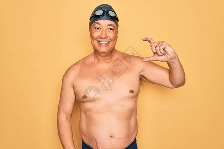 中年老灰色头发游泳运动员图片