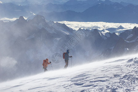 在白雪皑的高山峰顶图片