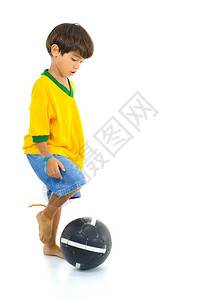 穿着黄色巴西T恤和一个球的小孩背景图片