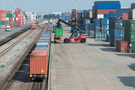 用于出口物流背景的港口仓库用货运列车集装箱图片