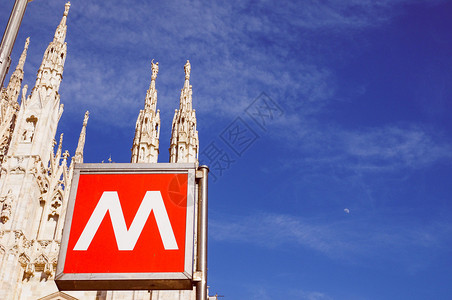 米兰大教堂前的地下车站标志MilanCath图片