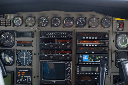 飞机老驾驶舱控制面板特写镜头图片