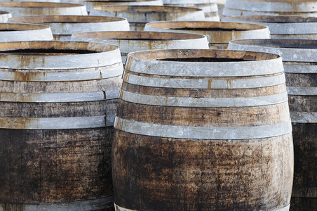 用于酿造勃艮第优质葡萄酒的橡木桶背景图片