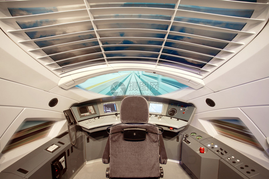 现代列车驾驶舱的图片