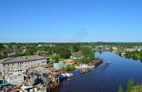 俄罗斯乡村的美丽风景河边的小镇木屋和小船码头背景图片
