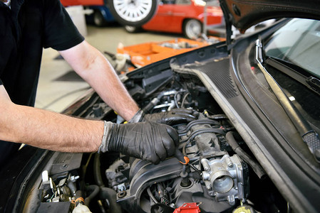 戴手套的机械师在车间或车库维修或理图片