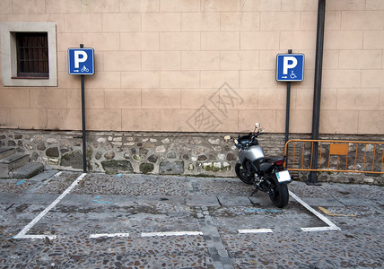 摩托车停泊在城市里一辆摩托图片