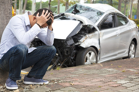 交通事故后心烦意乱的司机图片